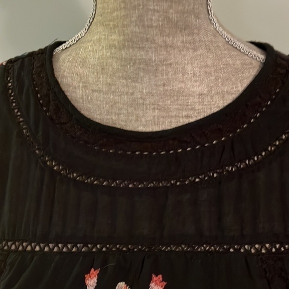 Umgee bohemian long sleeve tunic with embroidered details in front and back. - Picture 3 of 7